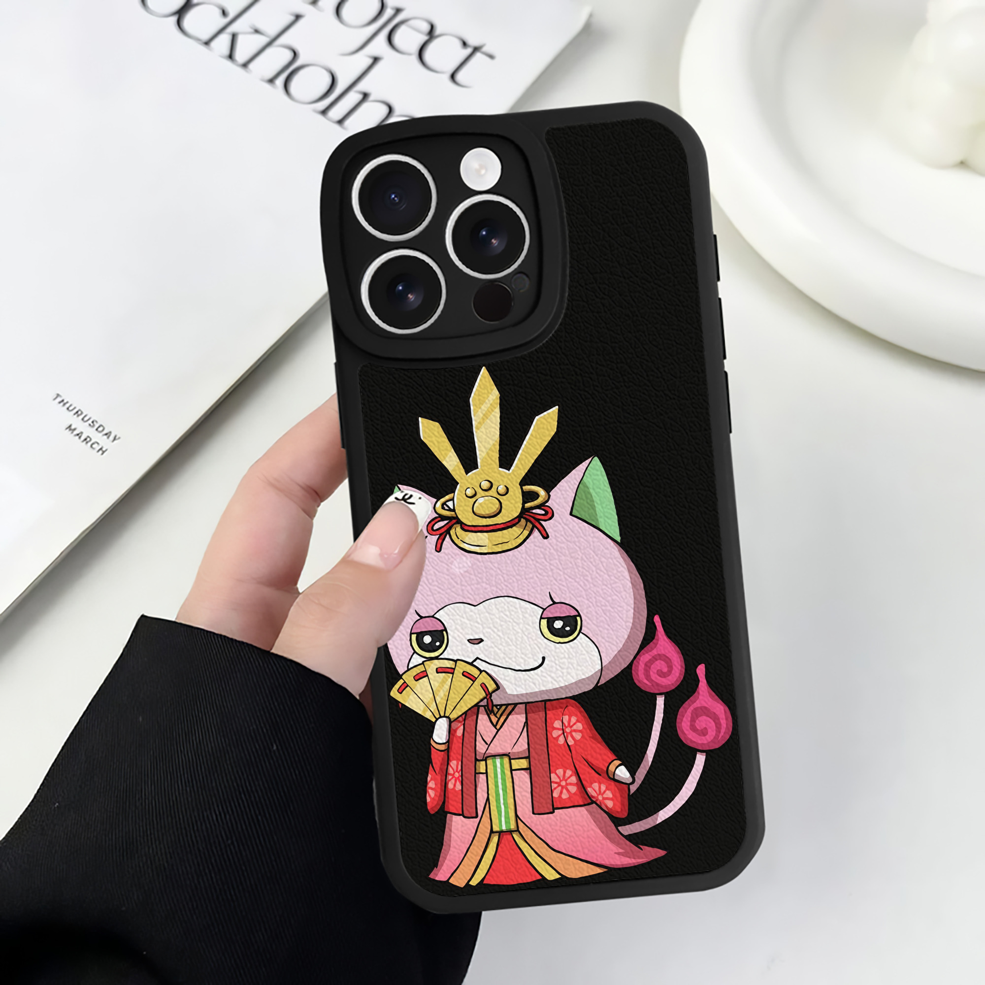 （画像用） 妖怪ウォッチ Yo-kai Watch 【iPhone 16シリーズ対応】シリコンスマホケース（レザー調） 材質：シリコン